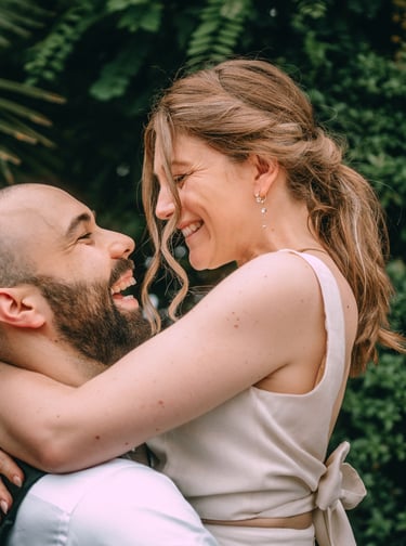 séance photo de couple engagement sur un domaine de mariage à Bourg-en-Bresse