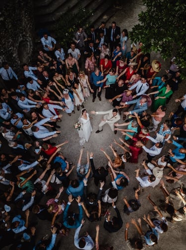 invités en cercle autour des mariés vue de drone 