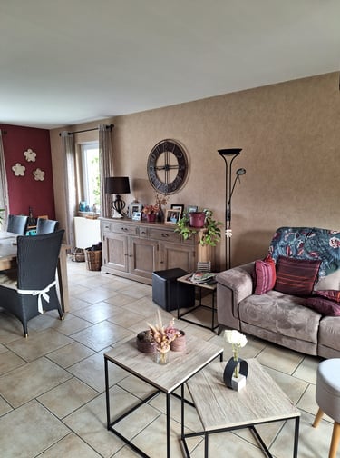 Espace salon/salle à manger avant transformation avec un canapé, des meubles et une grande table