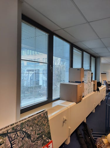 Espace avant transformation en bureaux avec de grandes baies vitrées.