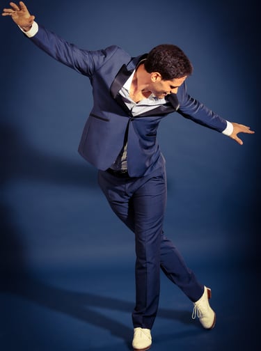 Le danseur de claquettes Aurélien Lehmann en tenue de scène bleue