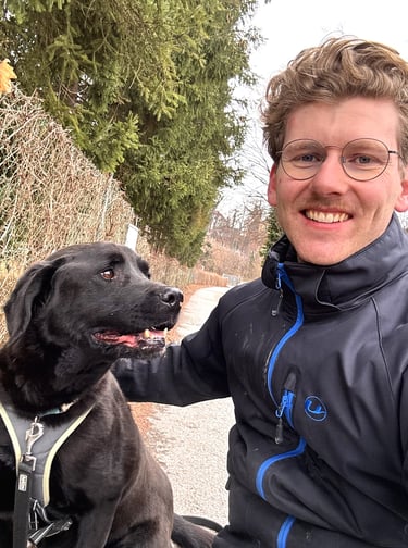 Hundetrainer Salzburg beim professionellen Hundetraining mit Hund und Halter im Freien