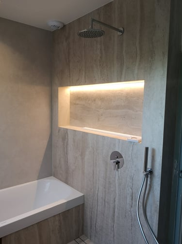 baignoire moderne, niche avec LED, robinetterie encastrée, faïence moderne céramique.