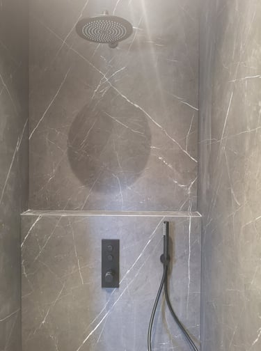 Douche moderne , robinetterie noir encastrée, faïence marbre noir.