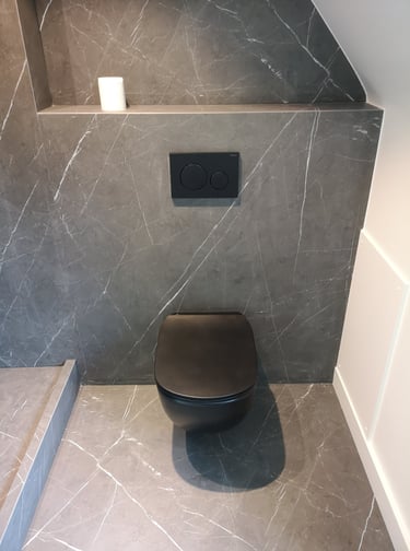 WC surélevé, cuvette noir mate, faïence marbre noir. 