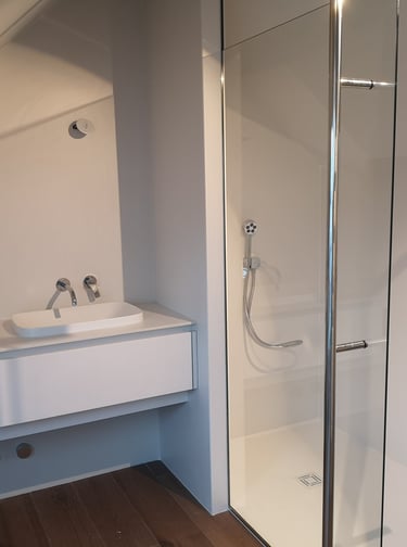 Douche moderne, robinetterie encastrée, receveur blanc extra fin, meuble sur-mesure.