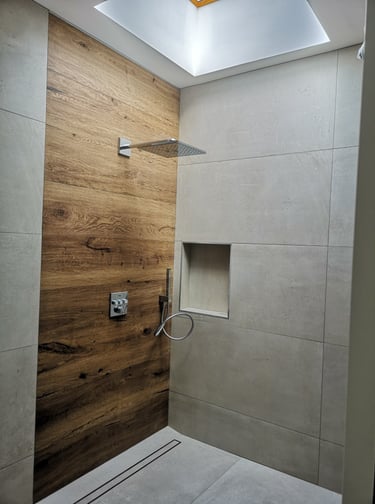 Douche à l'Italienne moderne , faïence imitation bois, robinetterie encastrée.