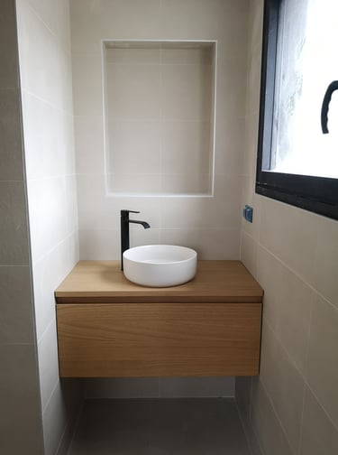 Meuble salle d'eau, vasque ronde avec robinetterie noir.