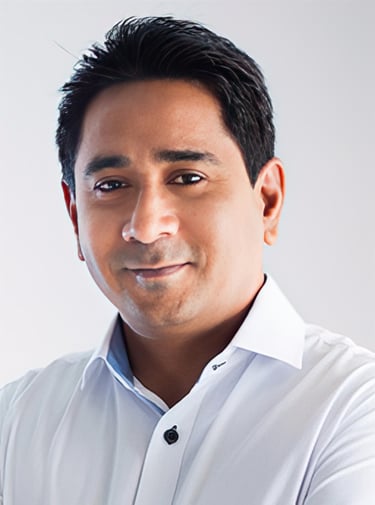 Javed Jeetoo, Mauritian photographer specializing in seascapes and street photography