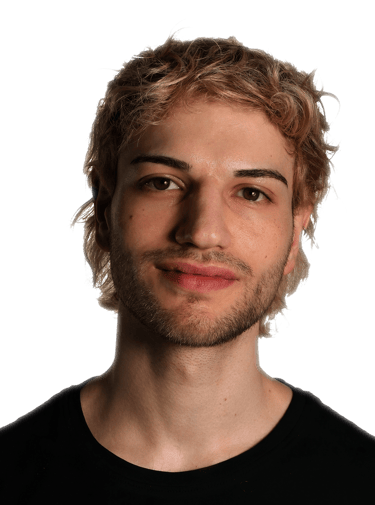 Hier ist ein Bild von Konstantin Michaelis. Blonde kurze Haare, 3-Tage Bart, Schwarzes Tshirt