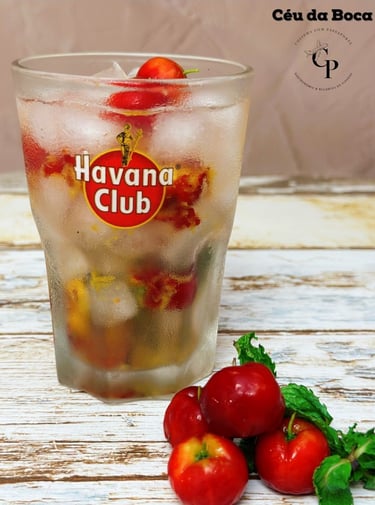 drinque refrescante feito com cachaça, hortelã e acerolas