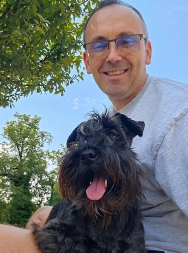 Eleveur et son Schnauzer nain noir