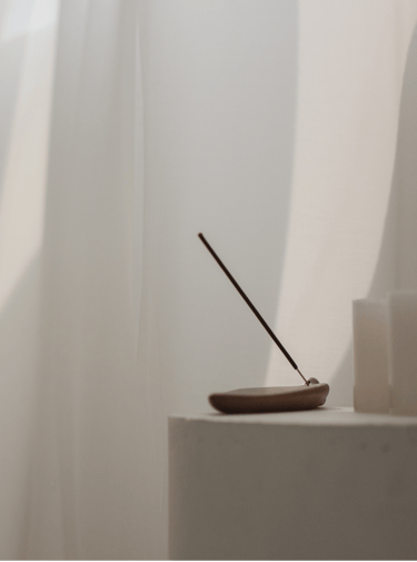 Un baton d'encens purifie l'espace de la maison