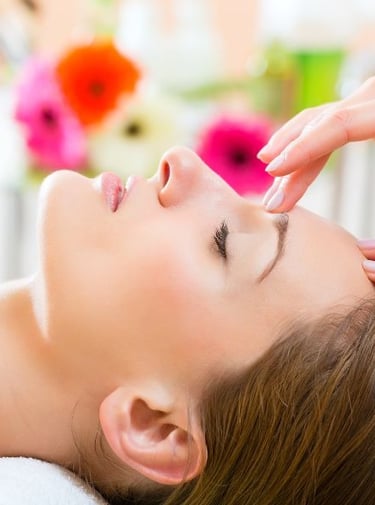 Sesión de terapia de bioenergética craneal en un entorno relajante, ideal para el curso de cursos holísticos de bioenergética