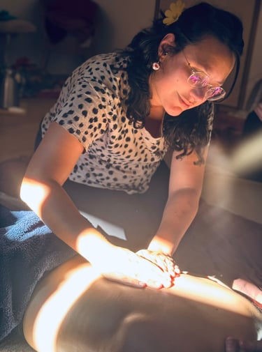 massage d'un dos de femme, massage de femme, massage en post-partum, massage après la grossesse
