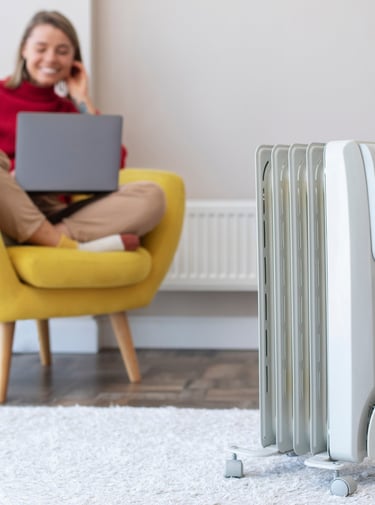 femme à Rennes devant son chauffage on optimise chauffagiste