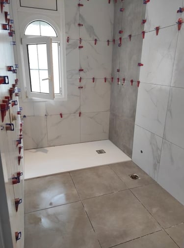 Carrelage mural moderne dans salle de bain design