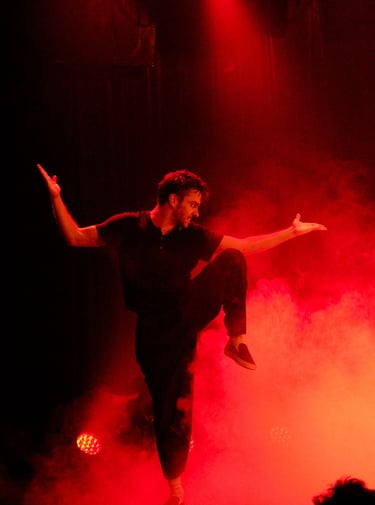 Spectacle, théâtre - Photo Julia Mugnier -4- AU NOM DU PERE, DU FILS ET DE JACKIE CHAN - ARTEPHILE OFF 2025