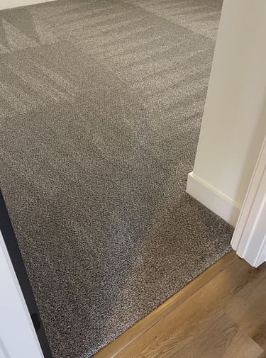 moquette en dalles, pose moquette, sol textile, confort acoustique, couloir appartement