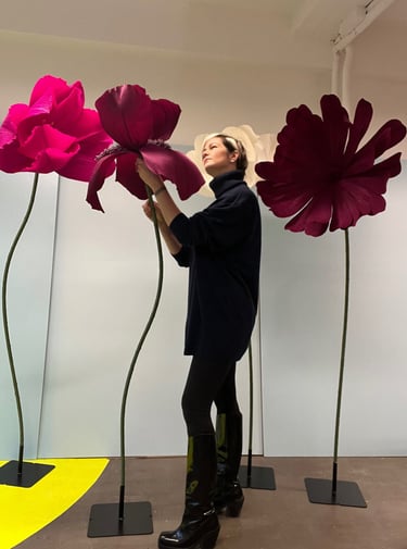 Création de fleurs géantes dans l'atelier de Bruxelles