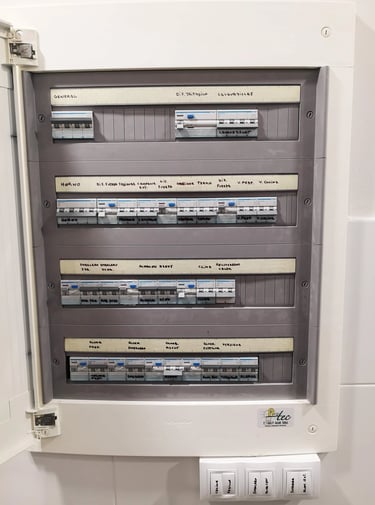 Montaje profesional de sistemas eléctricos residenciales y comerciales