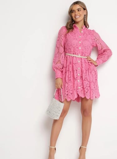 Rochie Ilvila din dantelă roz cu nasturi și curea împletită din lanț, ideală pentru stil romantic