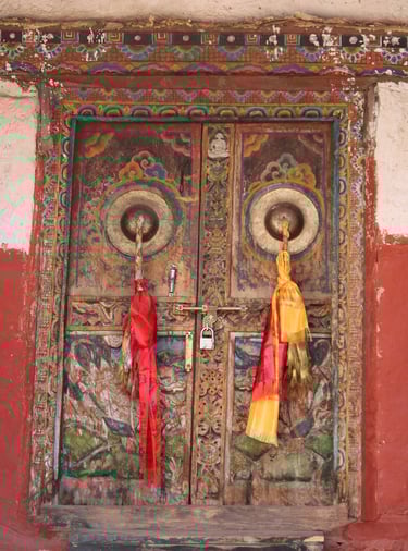 porte du monastère perché-  Phoksundo lake