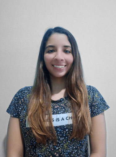 psicologa profesional sonriendo para una foto