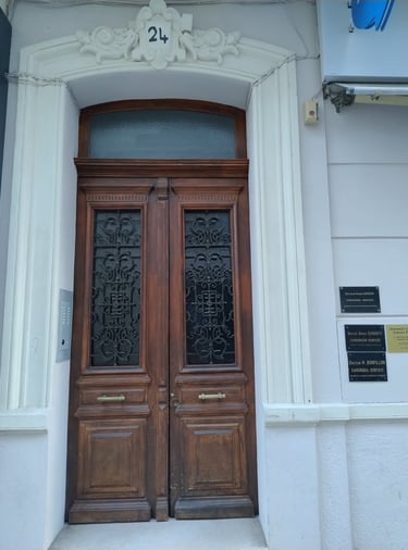 Porte d'entrée de l'immeuble du cabinet Pistone au 24 rue Gimelli à Toulon