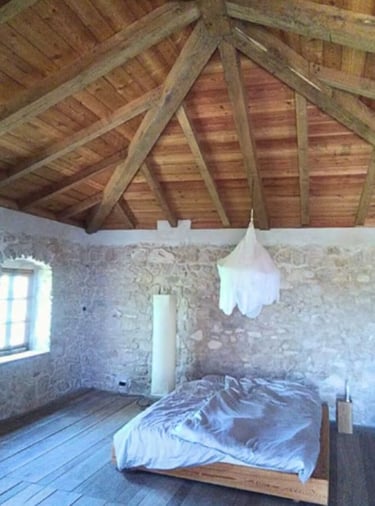 quarto reformada com pedras em cimento da ruina em Susak, Croácia