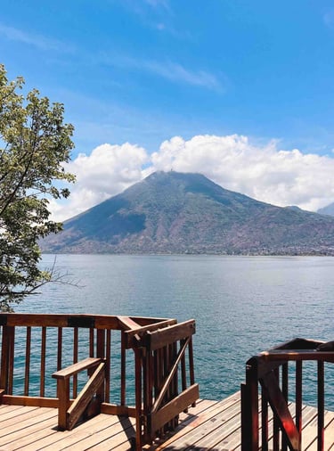 Vue sur un volcan surplombant le lac Atitlán, Guatemala.