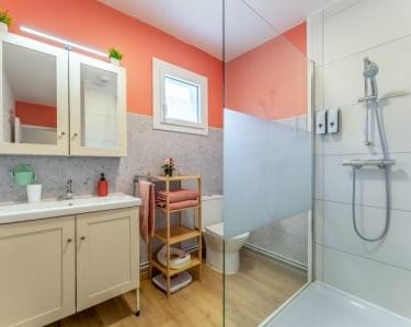 La salle d'eau avec WC La chambre zen, vue jardin, du gîte Le Jardin des Rocailles à Villeneuve-lès-Avignon