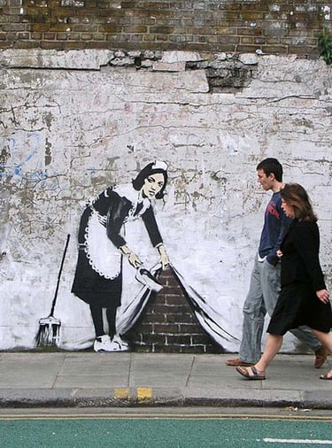 Banksy – Artista britânico de intervenção urbana, famoso por suas obras de street art .