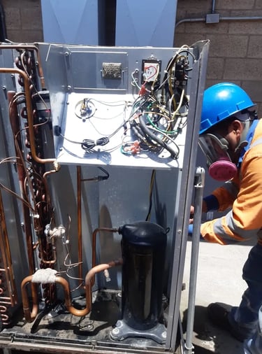 hombre reparando equipo de aire acondicionado