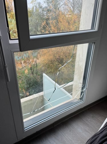 vitre d'un double vitrage fissuré par coup