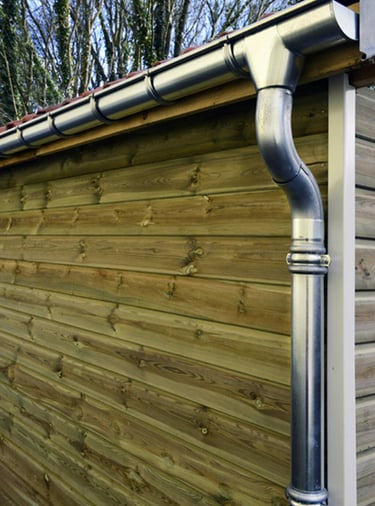 Bardage bois extérieur avec finition en clin horizontal et gouttière en zinc