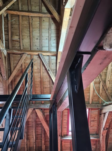 Montage de structure métallique pour plancher intermédiaire sous charpente bois