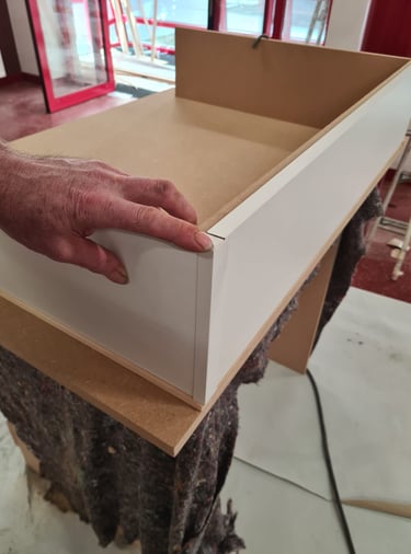 Montage sur mesure d’un meuble en bois en atelier avant installation