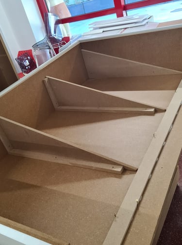 Fabrication sur mesure d’un meuble ou comptoir en atelier de menuiserie