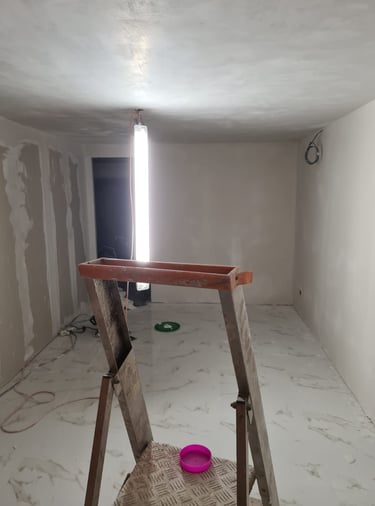 Finitions intérieures : pièce rénovée avec cloisons en plaques de plâtre et plafond lissé