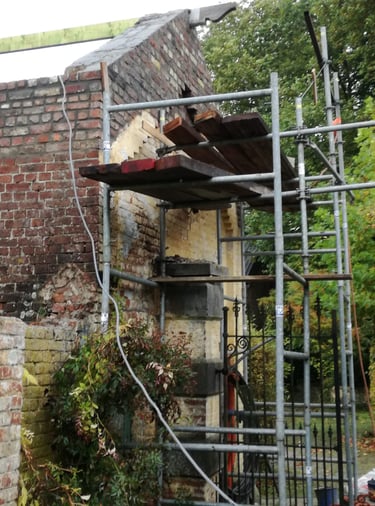 Restauration d’un bâtiment ancien avec échafaudage et maçonnerie de façade en briques