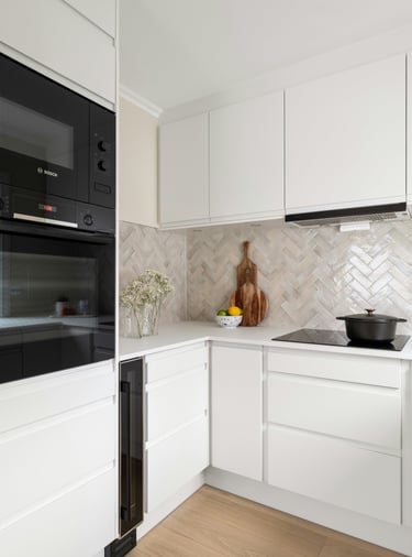 Cuisine blanche contemporaine avec crédence en chevrons et électroménager intégré