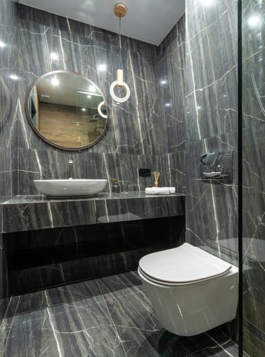 Salle de bain moderne avec carrelage mural effet marbre noir et mobilier suspendu
