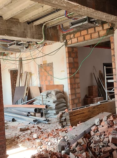 Travaux de démolition intérieure avec ouverture de murs porteurs et sécurisation provisoire