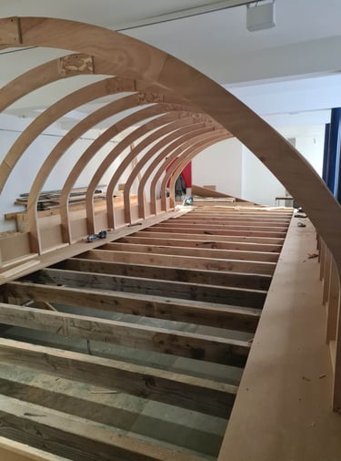 Montage d’une structure bois courbe sur ossature pour aménagement intérieur spécifique