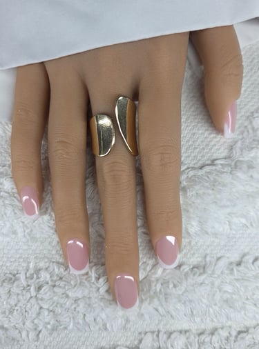 pose ongles courts avec capsules finition french blanche