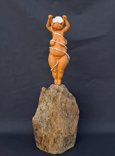 Fruchtbarkeit, Tonfigur einer Frau mit einem Baby aus Papier auf dem Kopf