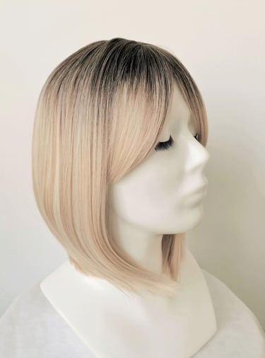 natūralios blond spalvos kare perukas su ilgais kirpčiukais ir ombre efektu