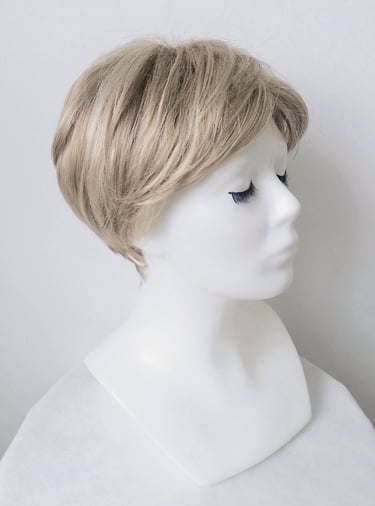 klasikinis pixie bob blond spalvos trumpų plaukų perukas, dažytas vos pastebimommis sruogomis