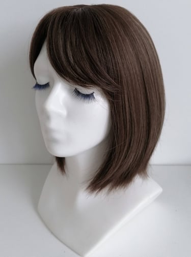 tamsiai rudas kare perukas su kirpčiukais, ilgis 32cm